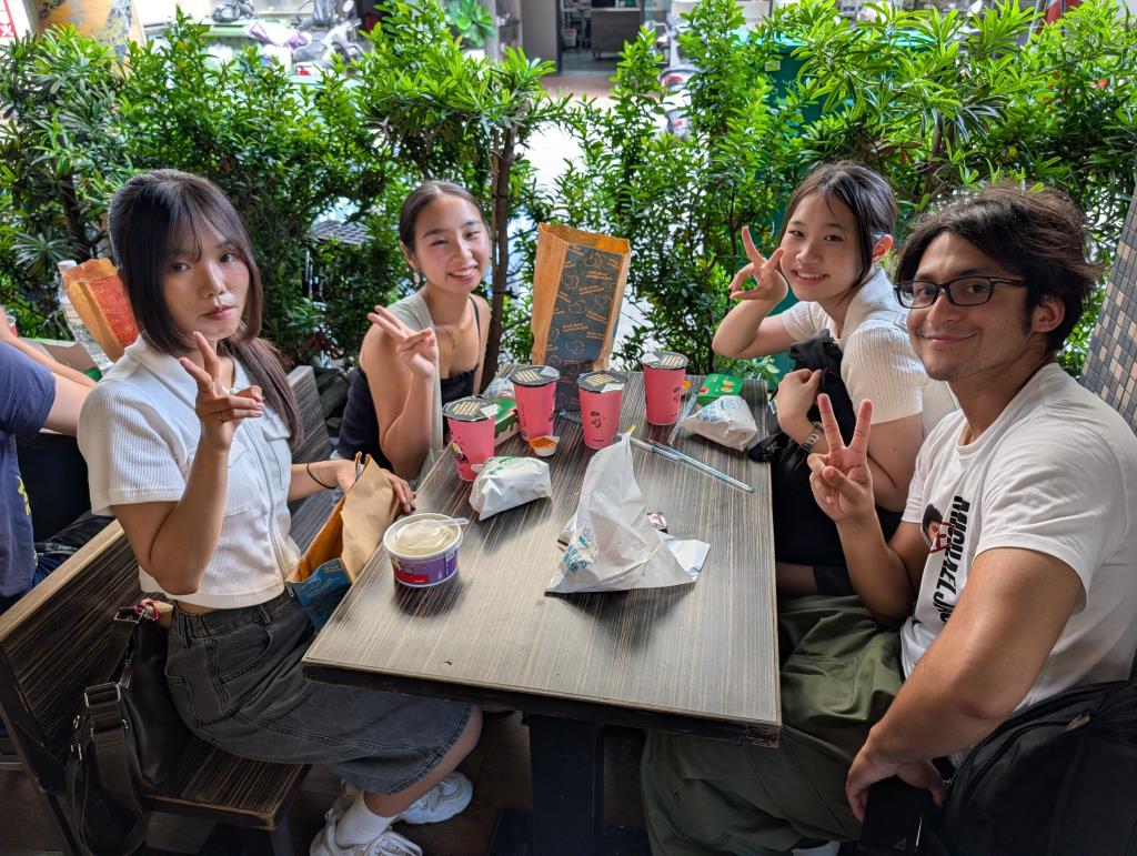 兩校學生在丹丹漢堡西子灣店邊互動邊用餐