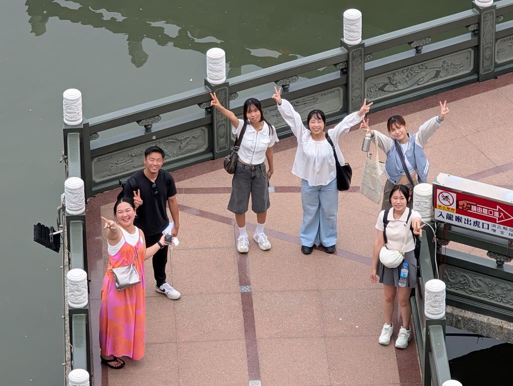 兩校學生邊互動邊參觀龍虎塔