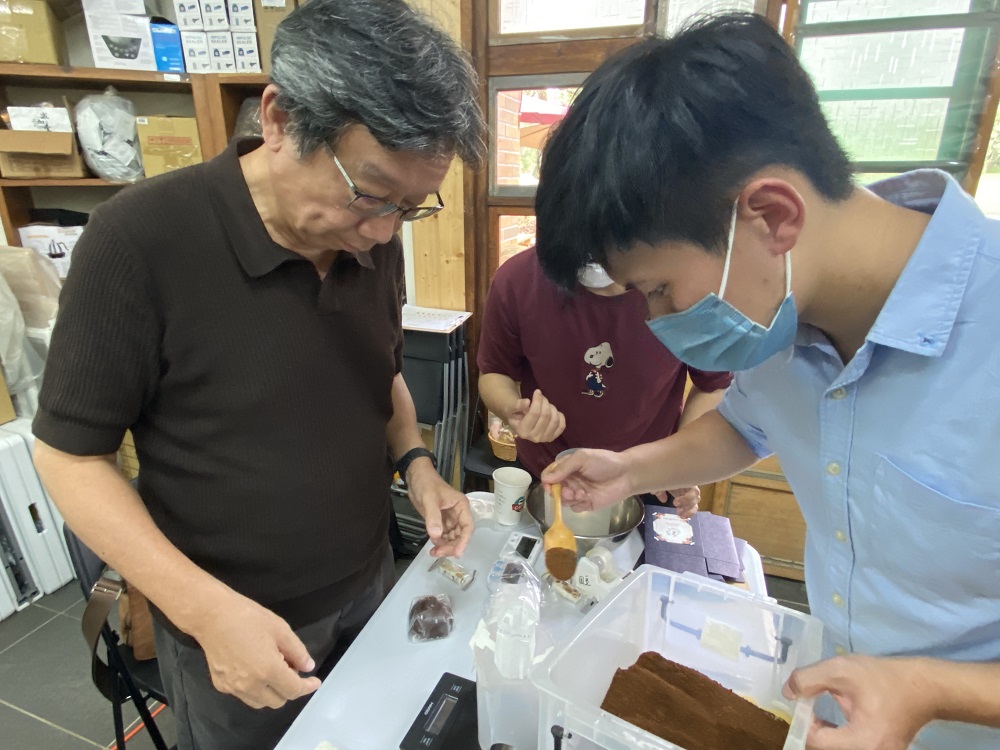 長榮大學USR團隊透過咖啡食農教育體驗，了解烘豆至包裝之流程