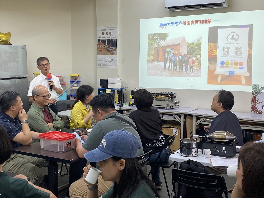 暨南國際大學鄭健雄代理院長向長榮大學USR團隊分享校園實習咖啡館之成立歷程與咖啡介紹