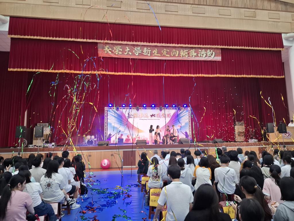 新生定向活動於體育館登場
