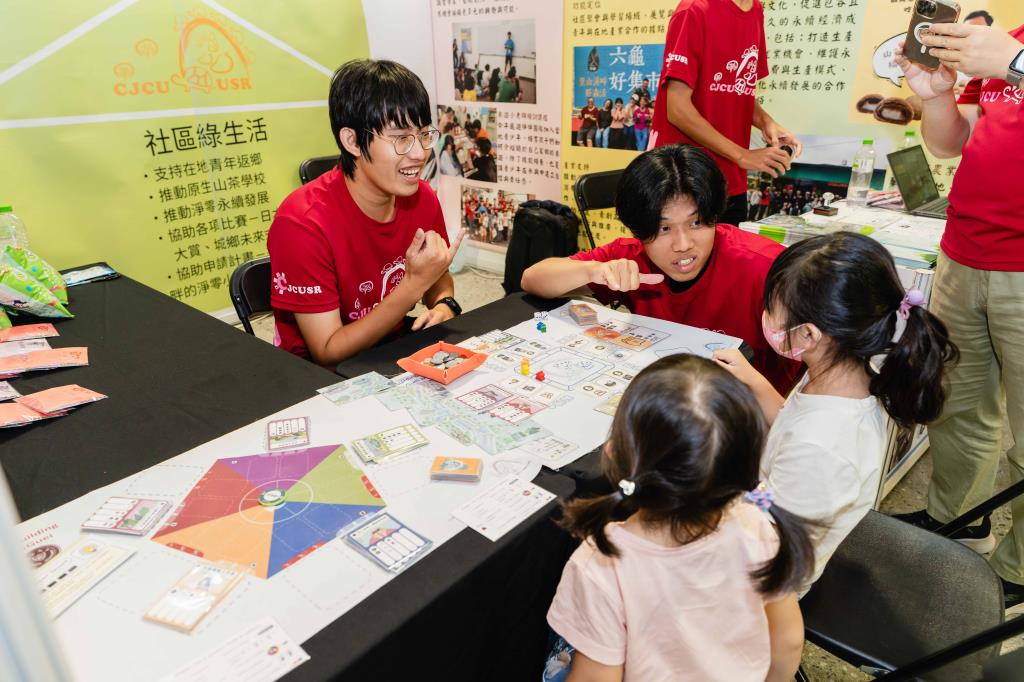 「相約檨仔腳，躍向永續六龜」應哲系學生向民眾及孩子說明桌遊活動規則
