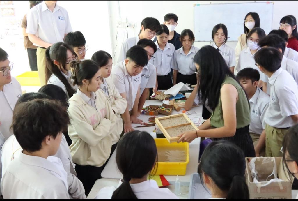 「手抄紙工作坊：材料的起源」講師示範