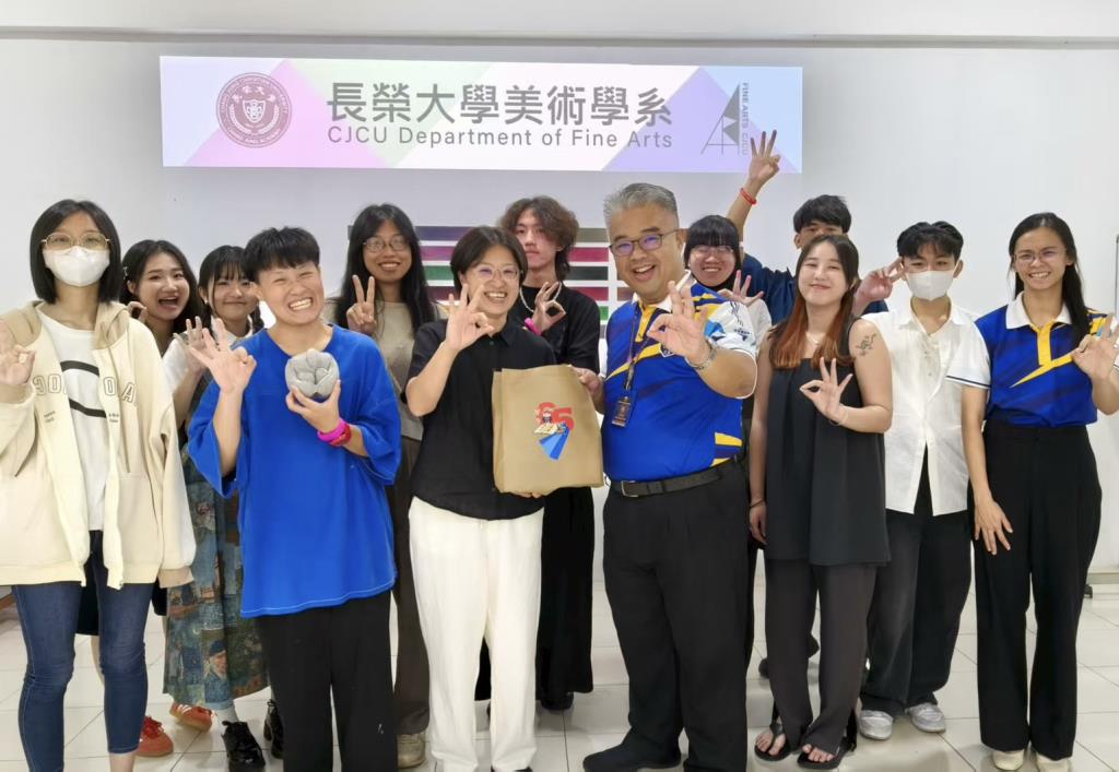 與古晉四中官校長（右四）、莫主任（右一）合影