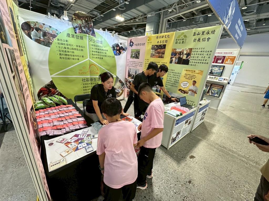 小朋友參與擺攤小遊戲
