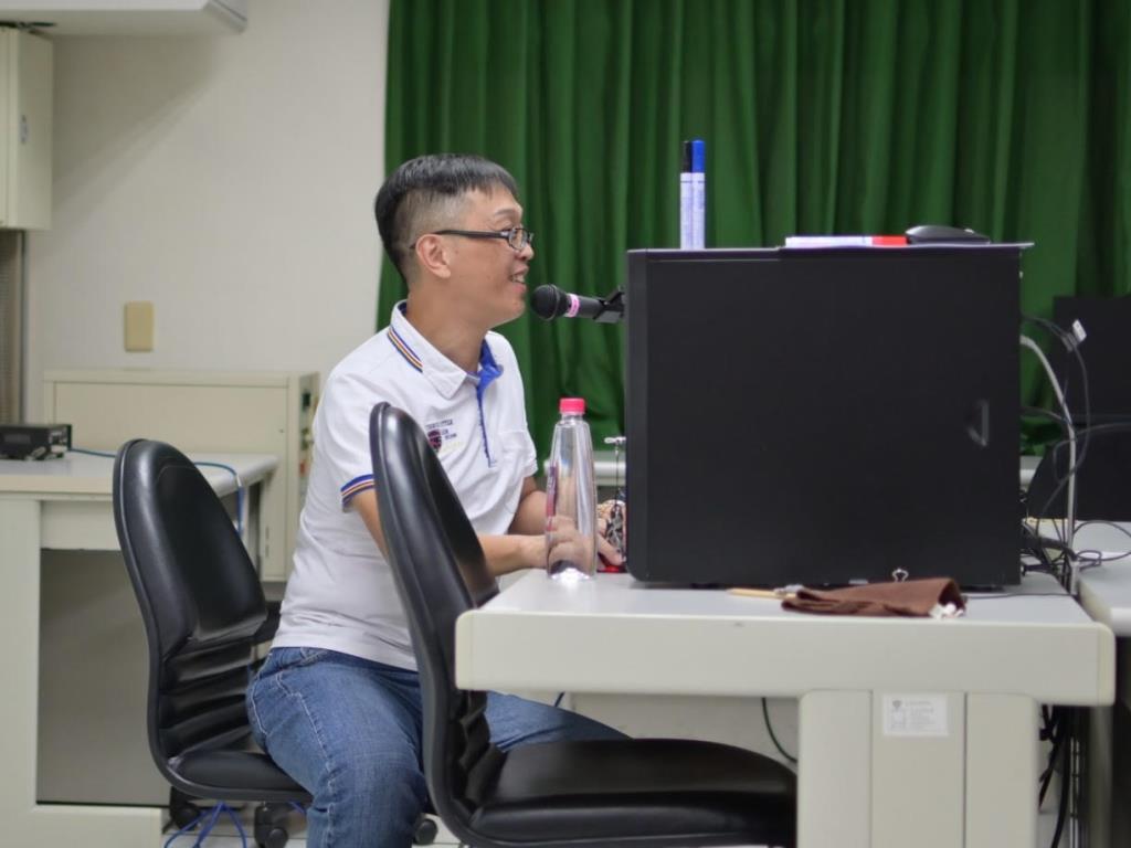 黃詰琳老師進行生成式AI繪圖教學