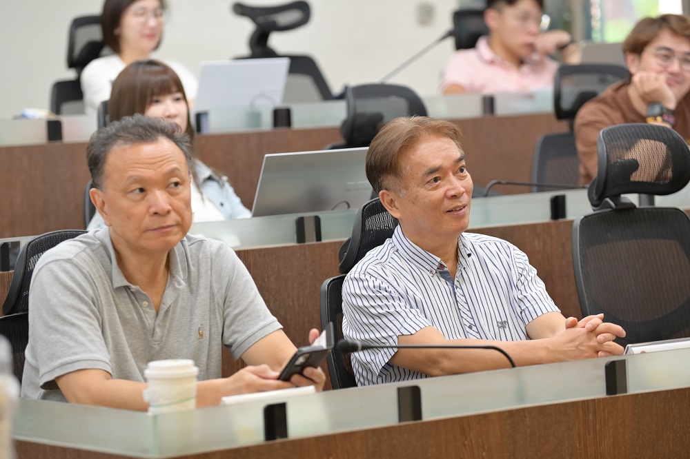 社群主持人謝舜傑主任聆聽吳藺芝老師講座