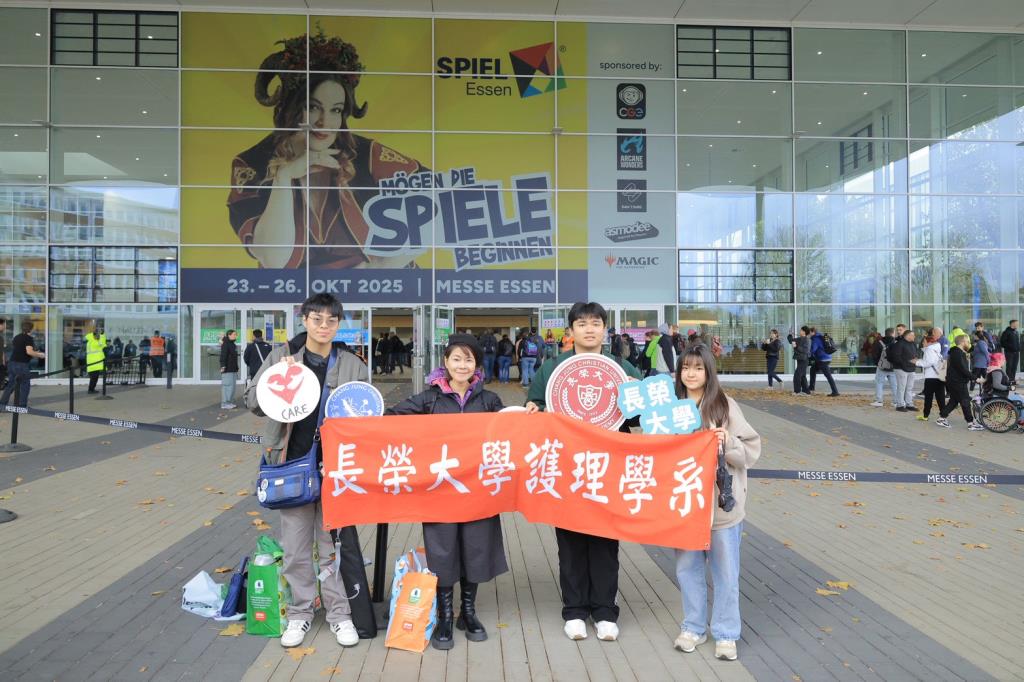 Care無國界「順利女神生理期照護」桌遊展攤佈置中