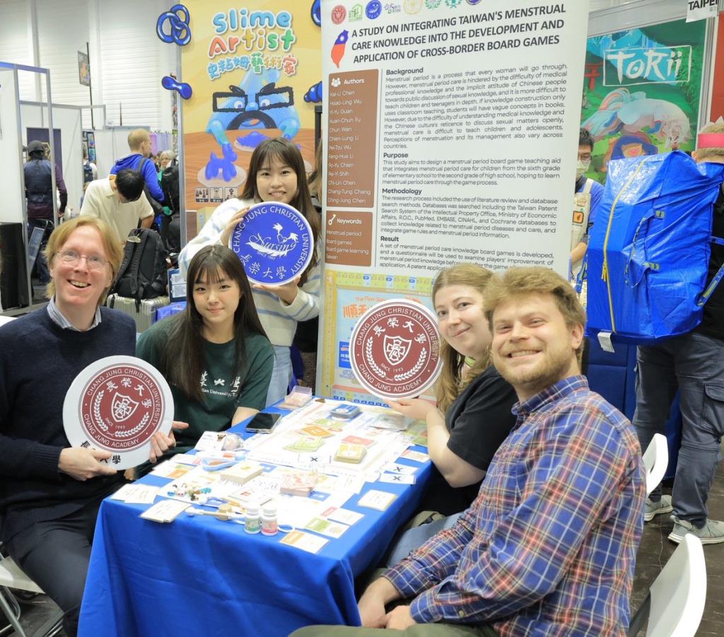 護理系學生施珮儀邀請國際友人參與遊戲體驗