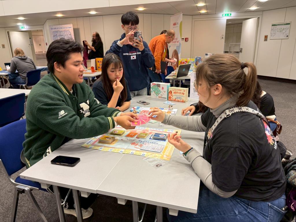 護理系學生黎豐華、施珮儀與國際友人一起體驗遊戲