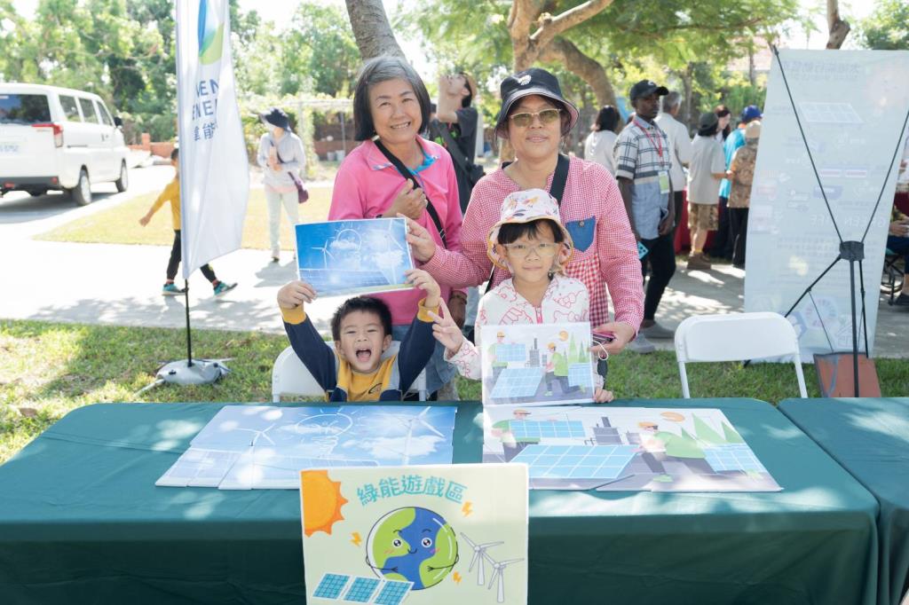 活動現場提供綠能遊戲區讓大人小孩動動手動動腦,增添許多趣味性。