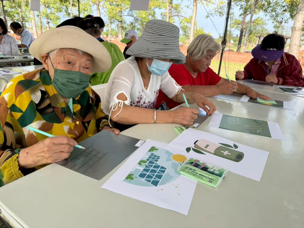高齡九十幾歲的阿嬤認真的繪製鋼板