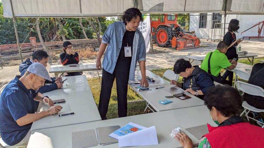 華生好室設計公司的韓生老師現場教導鋼板繪製的技巧