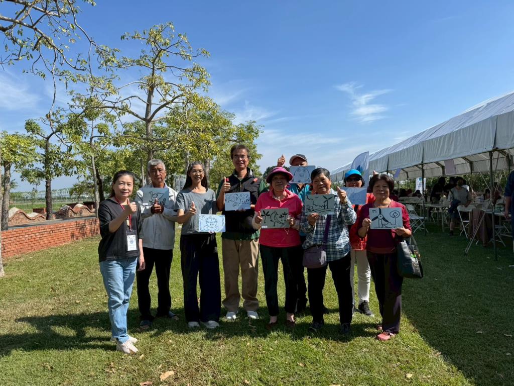 歡雅社區居民們與自己的藝術作品合影留念