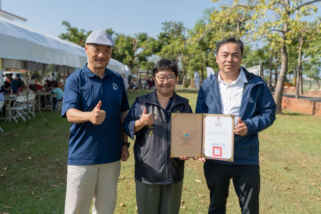 區長向韋能能源致贈感謝狀並留影。韋能維運總監王朋泰、鹽水區長陳文琪、長榮大學環境教育國際實驗學院院長洪慶宜（從右到左）