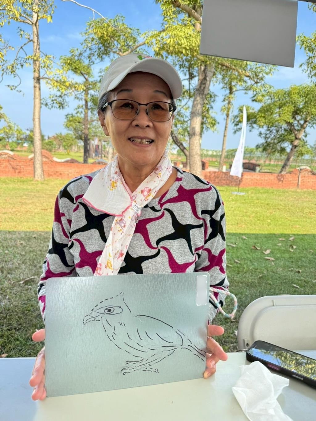 居民開心展現繪製完成的作品