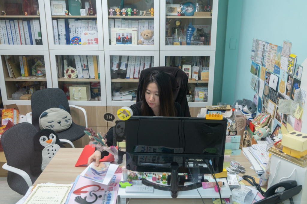 陳彥君系友辦公照