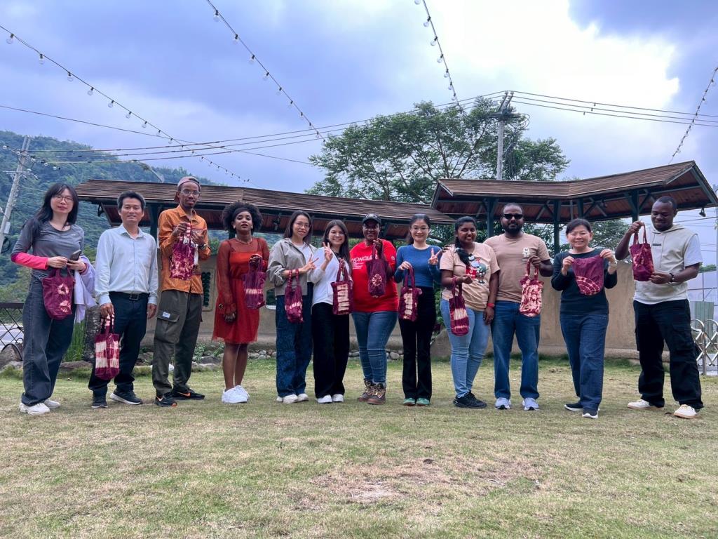 與自己的作品大合照