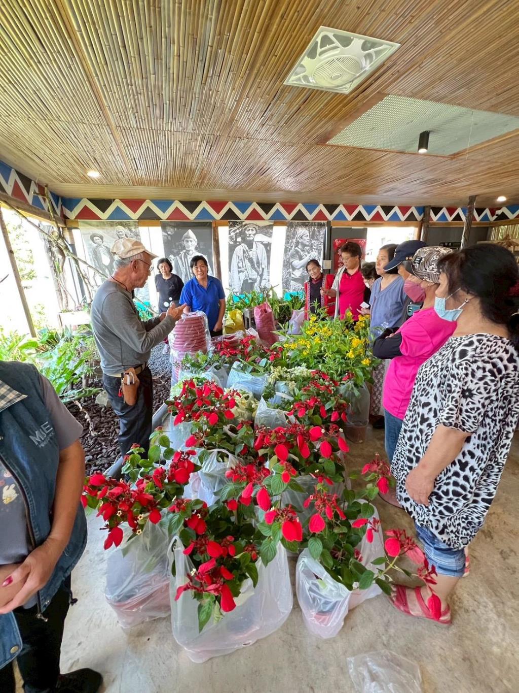 李武昌老師（左一）教導部落居民體驗綠色植栽的種植方式，現場植栽花色繽紛，十分溫馨