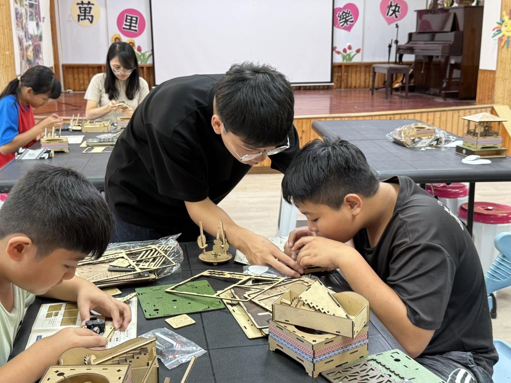 長學大學企管系學生協助茶山國小學生體驗HUFU涼亭音樂盒的STEAM教學