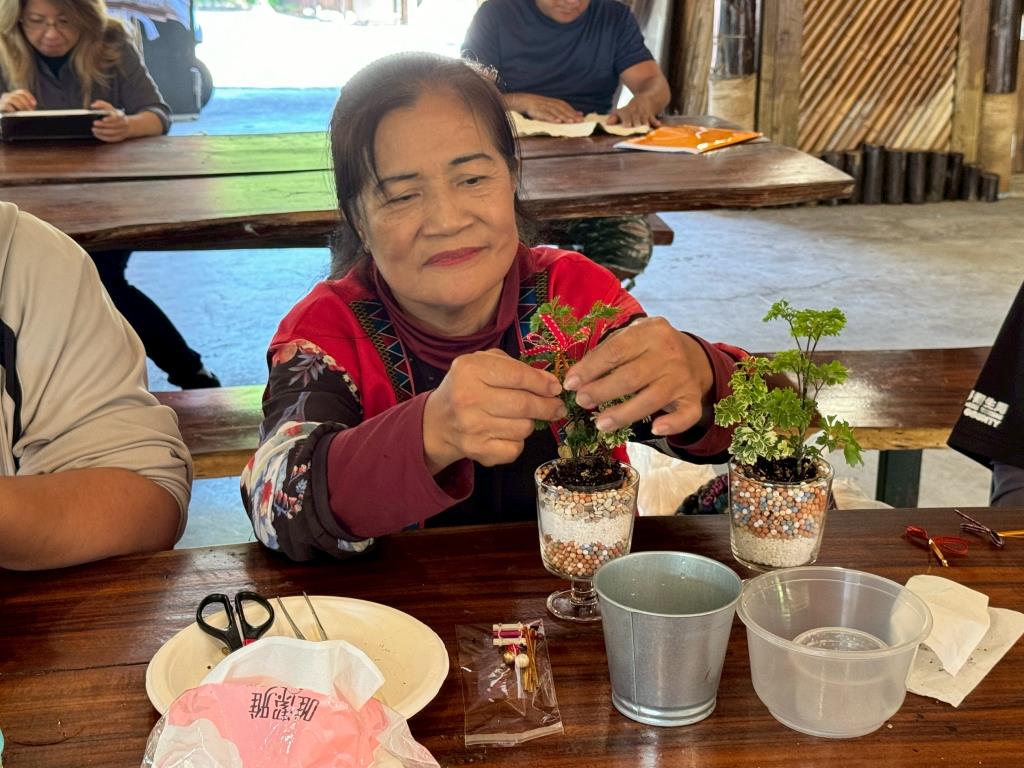 茶山部落居民體驗綠生活園藝療癒的活動。圖為社區發展協會陸初惠理事長參加體驗活動