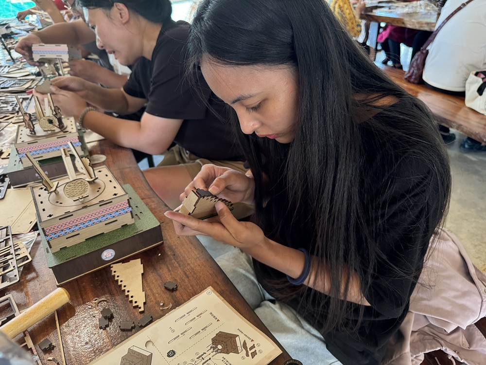 茶山生產合作社返鄉青年沉浸在HUFU涼亭音樂盒的製作中