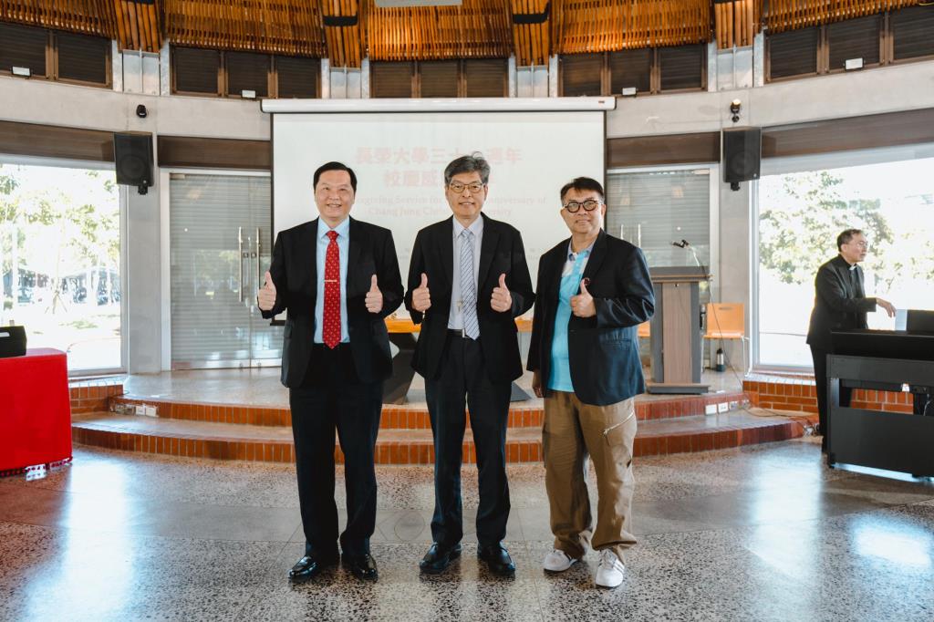 校友總會理事長王正坤、校長孫惠民、校友總會常務理事柯志堅合影（由左至右）