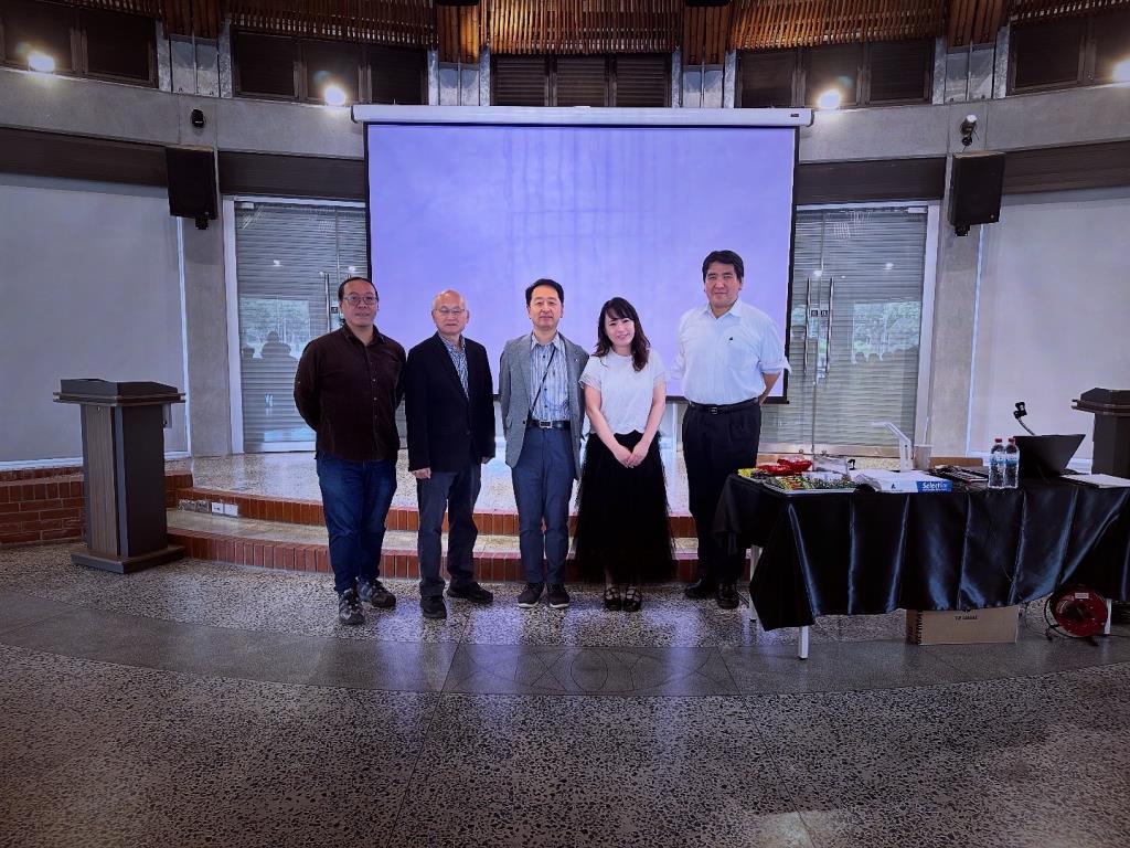 小幡公春老師與校內師長合照