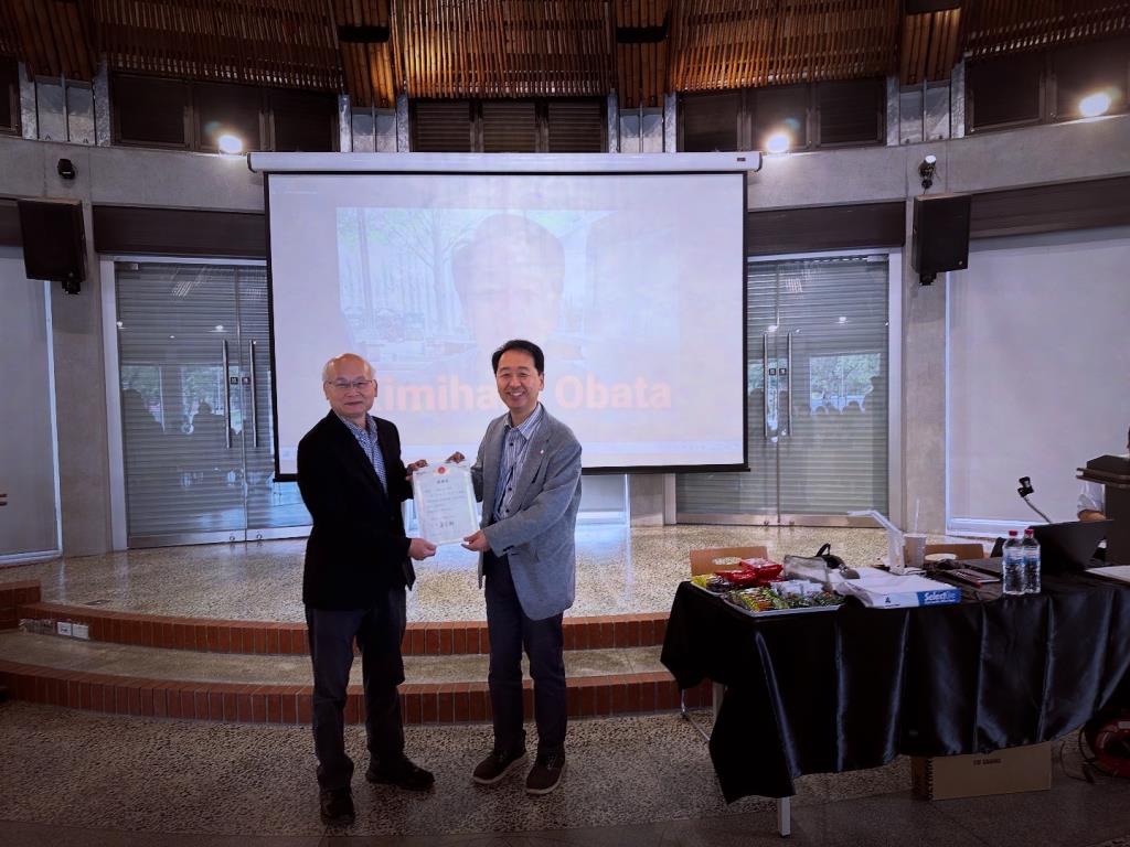 資訊暨設計學院吳宏翔院長致贈感謝狀予小幡公春老師