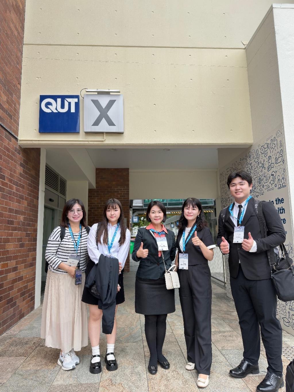 2025年第六屆亞洲—太平洋護理教育大會（Asianpacific Congress in Nursing Education, ACiNE）於澳洲布里斯本昆士蘭科技大學（Queensland University of Technology；QUT）舉辦，長榮大學護理系師生於校園中與同來大會發表的台灣國立成功大學護理系李歡芳教授(右二)、安南醫院護理師王儷瑩(左一)合影