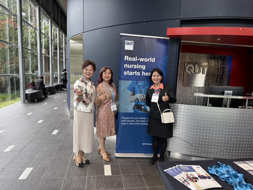 長榮大學護理系陳凱莉助理教授於校園中與臺灣護理教育學會理事長、國立台南護理專科學校校長黃美智教授(中)、台灣國立成功大學護理系林梅鳳教授(左一)合影。