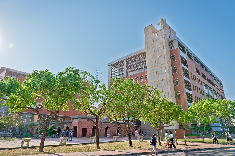 賀！ 長榮大學榮獲「2025 台灣永續大學獎永續報告書」銀獎