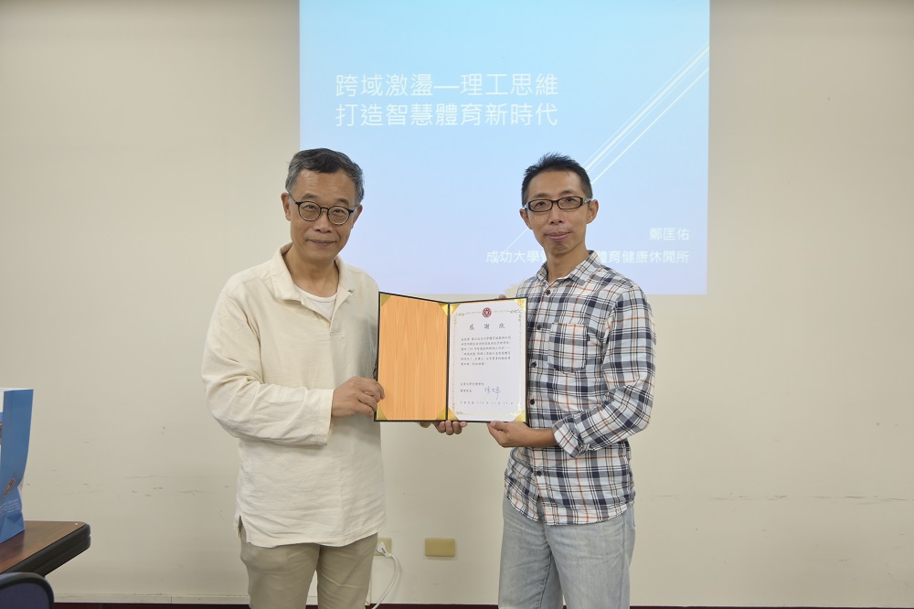 管理學院經營管理碩博士班執行長徐文華老師（左）與鄭匡佑老師（右）合影 