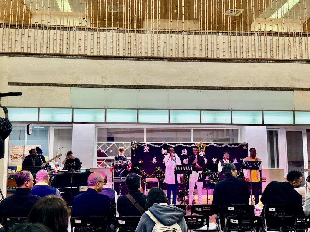 英文團契獻唱福音詩歌