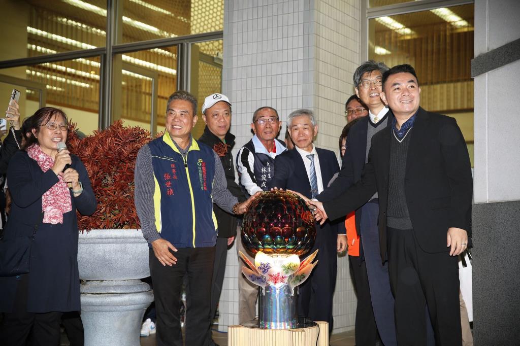 校長與貴賓們共同點亮聖誕樹