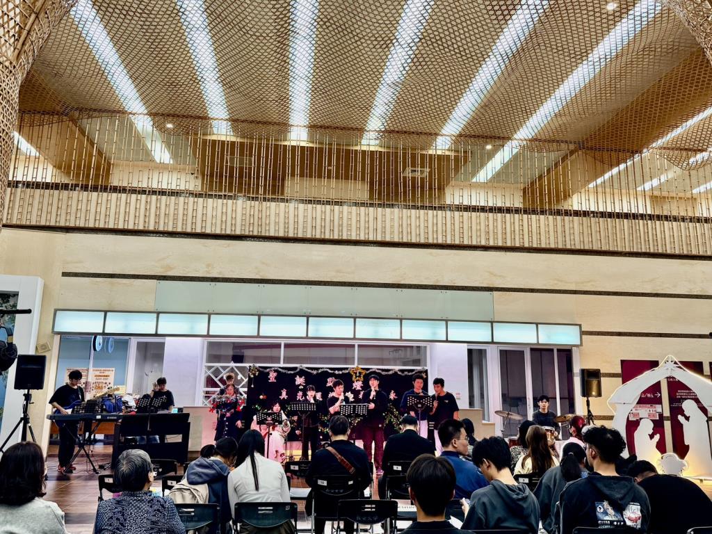 青草地團契獻唱福音詩歌