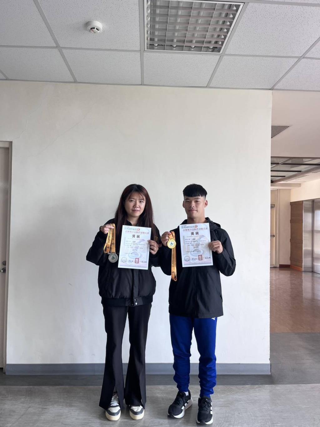 冷倢瑋同學與黃湘茹教練合影