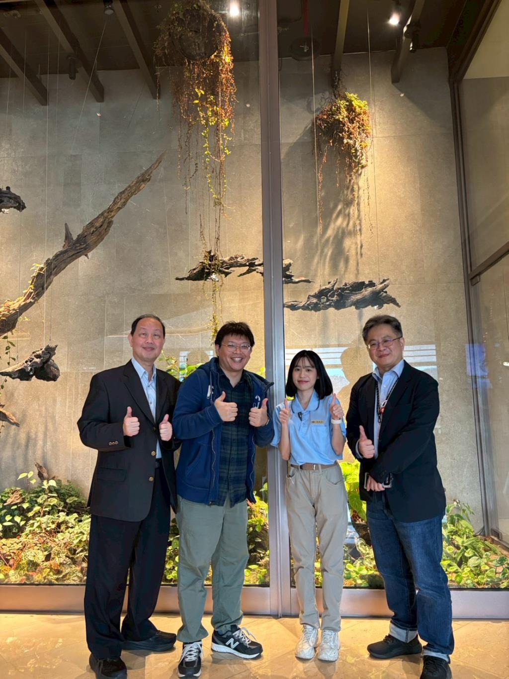 實習生葉香妤（右2）與老師合照