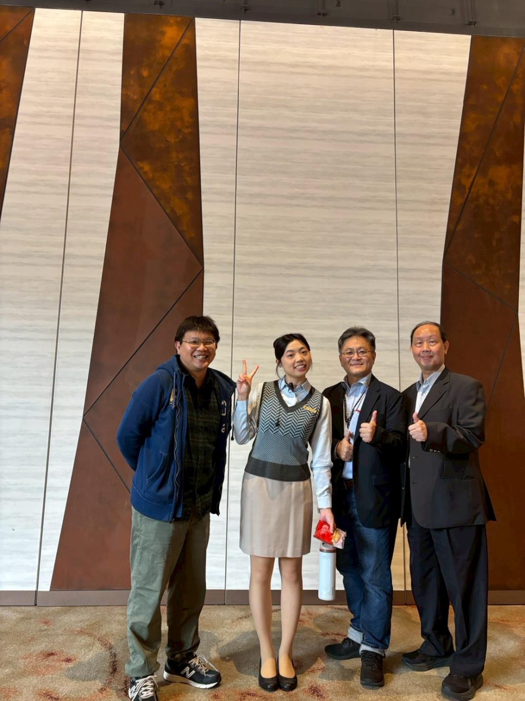 實習生徐子淇（左2）與老師合照