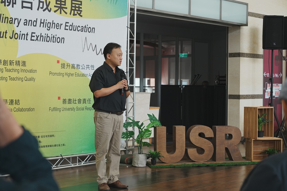 本校USR推動組劉嘉麒組長詳細介紹本次成果展亮點與規劃，並為來賓與校內師長提供靜態展導覽