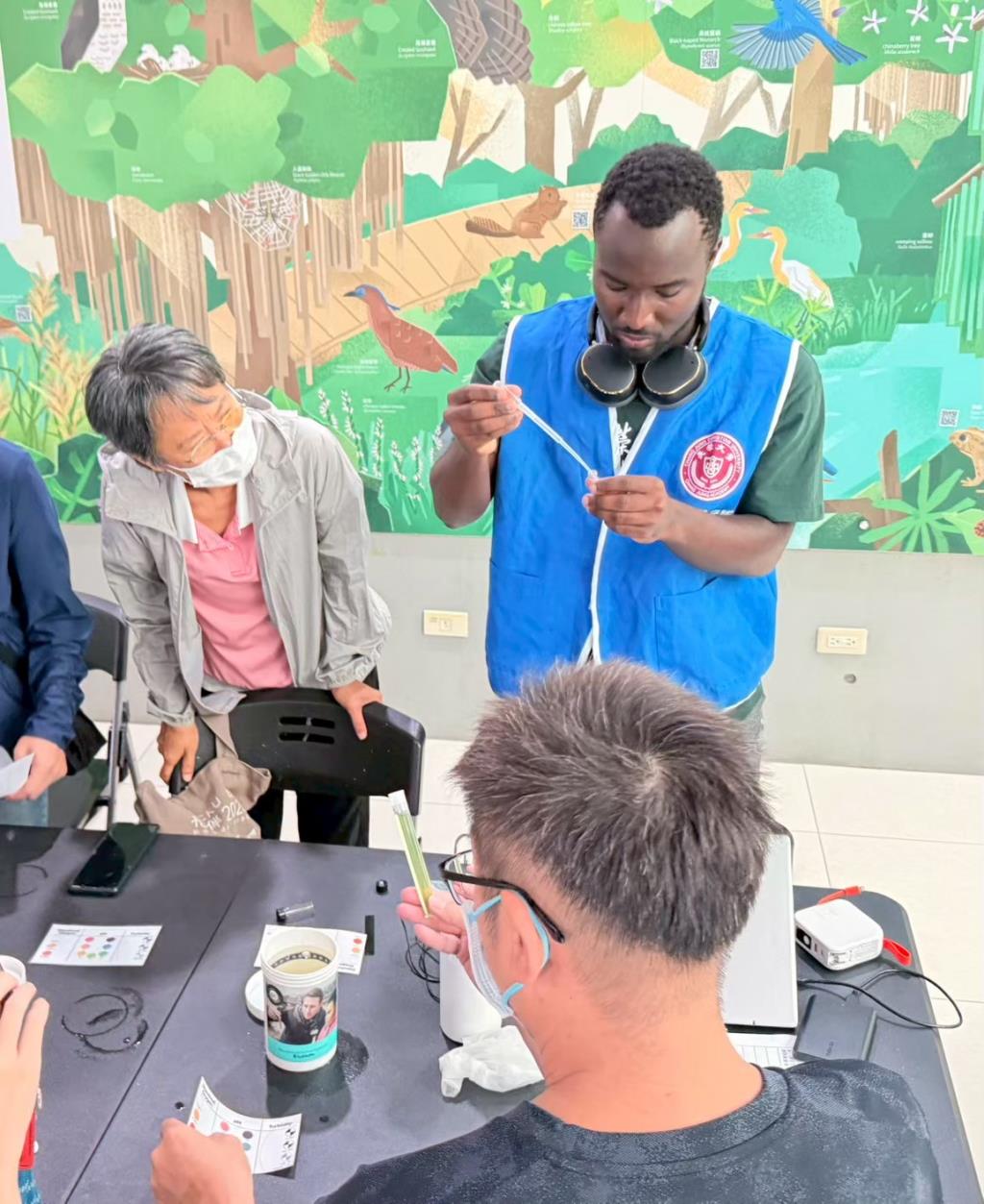 長榮大學河川巡守隊國際生教志工操作水質監測組