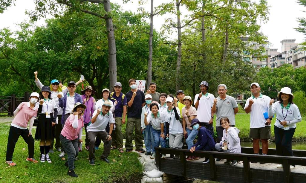 洪慶宜院長帶領志工們到戶外認識採水點