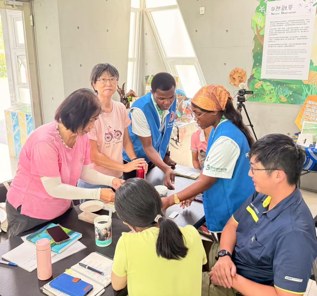 實作過程中長榮大學河川巡守國際生從中協助