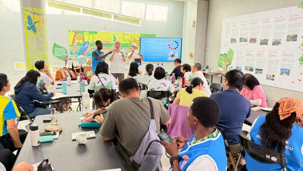 結合學校與志工間的力量互助合作完成大學社會責任與環境永續教學之意義