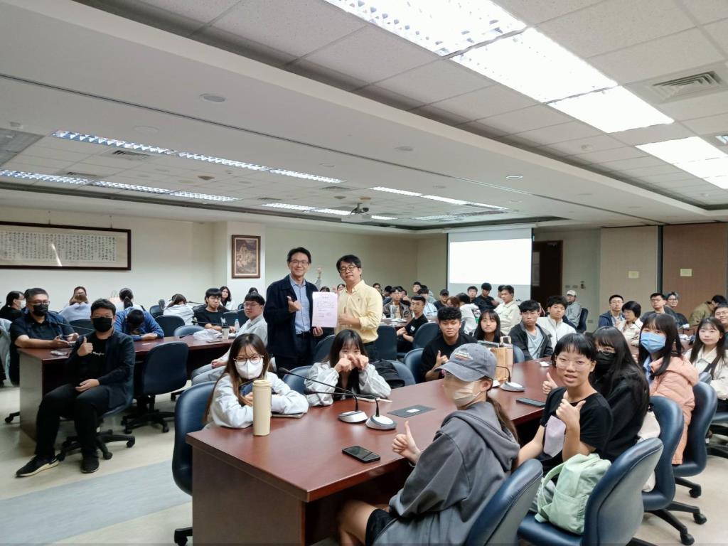 通識中心主任劉俊麟（右）頒予張智傑執行長（左）感謝狀