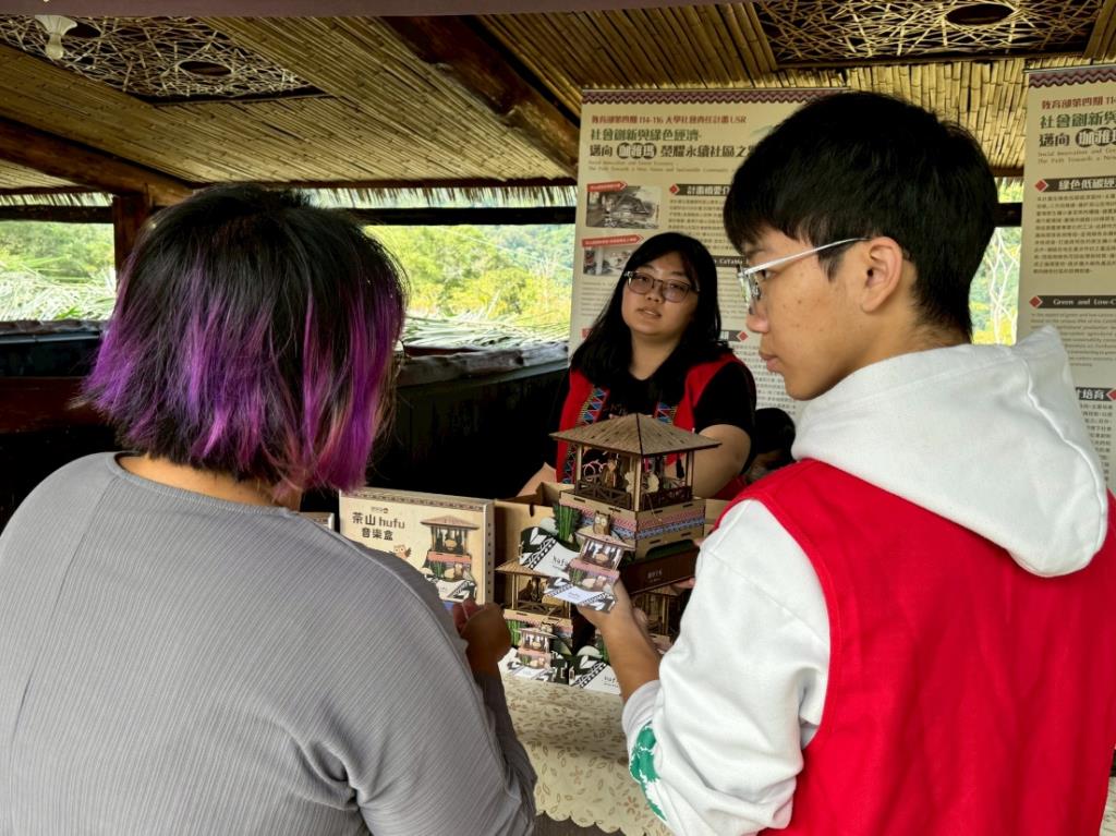 USR計畫學生介紹並推廣茶山與hufu涼亭音樂盒給來參觀的遊客認識
