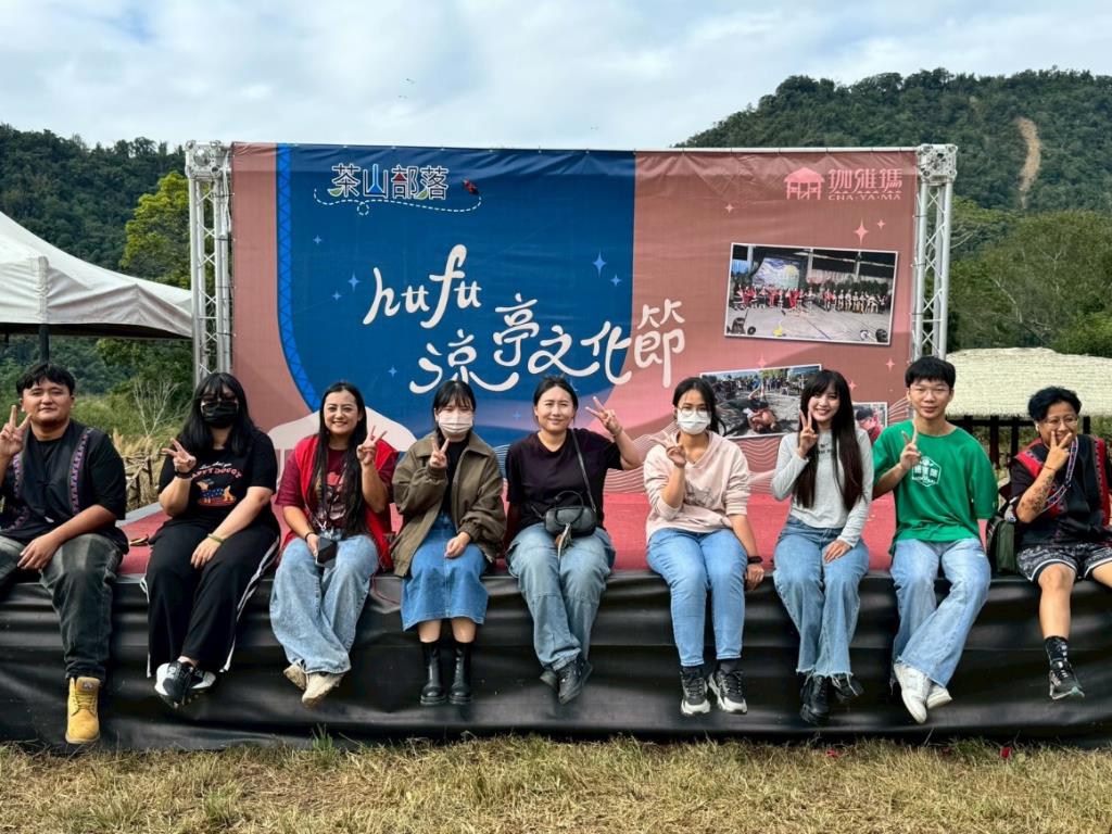 USR計畫學生團隊與茶山生產合作社返鄉青年合照