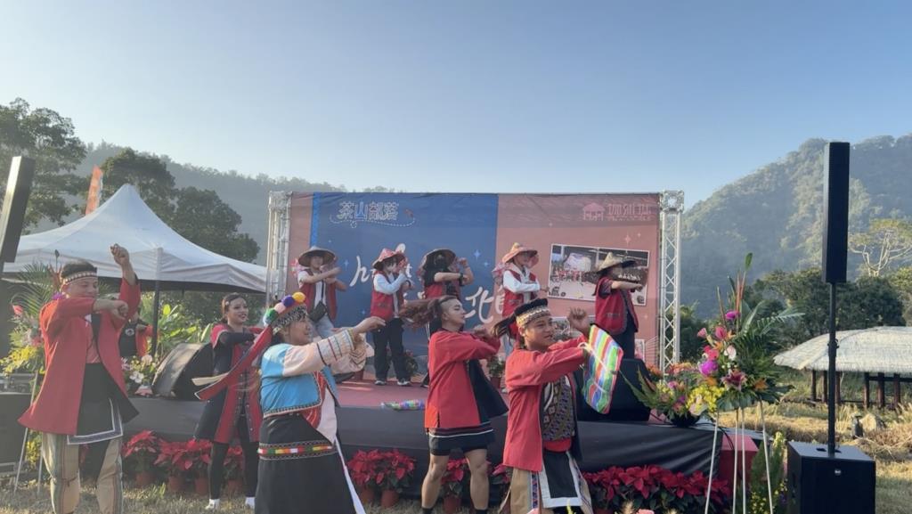 USR計畫學生團隊與茶山青年一起舞蹈表演