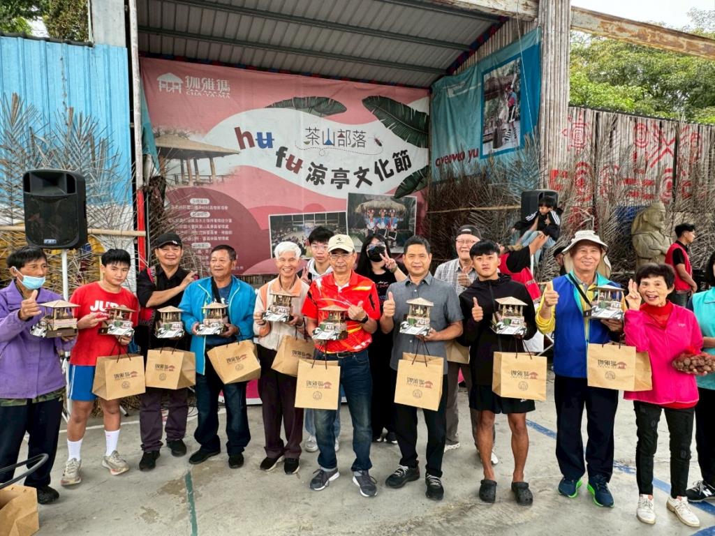 涼亭節參與活動的遊客，獲得hufu涼亭音樂盒開心合照