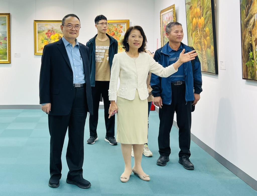 黃美賢副教授為故宮博物院蕭宗煌院長等觀眾導覽